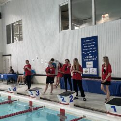 Wsparcie dwunastkowych wolontariuszy na zawodach pływackich